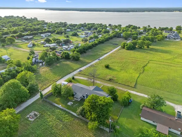 713 W Rosemary Street, Quinlan, TX 75474