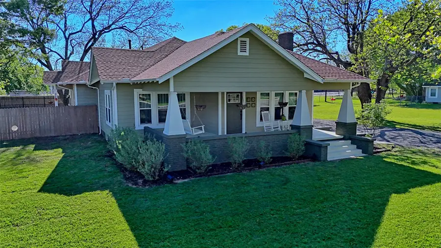 608 S Broad Street, Saint Jo, TX 76265 - #2
