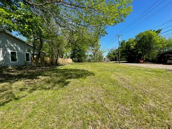 1011 E Houston Street, Paris, TX 75460