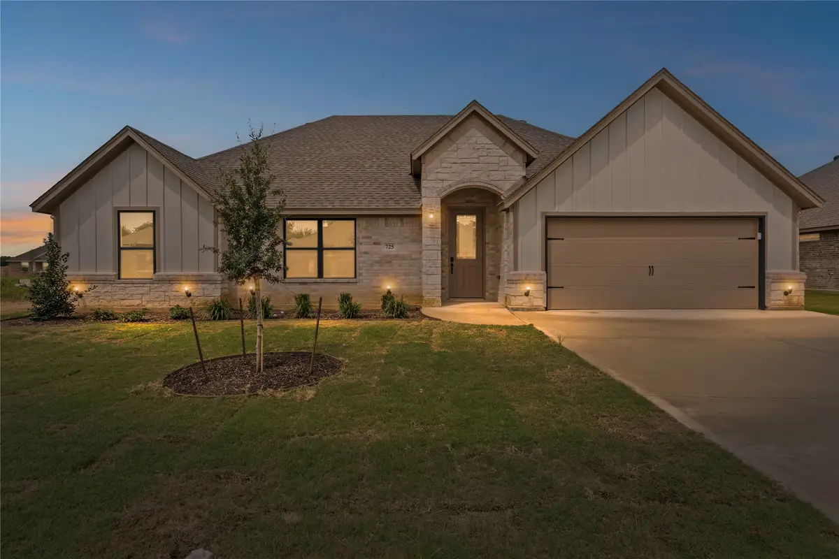 725 Jameson Street, Springtown, TX 76082 - #1