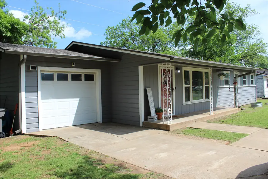 209 Pennsylvania Avenue, Graham, TX 76450 - #2