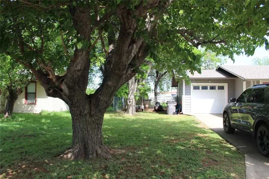 209 Pennsylvania Avenue, Graham, TX 76450 - #3