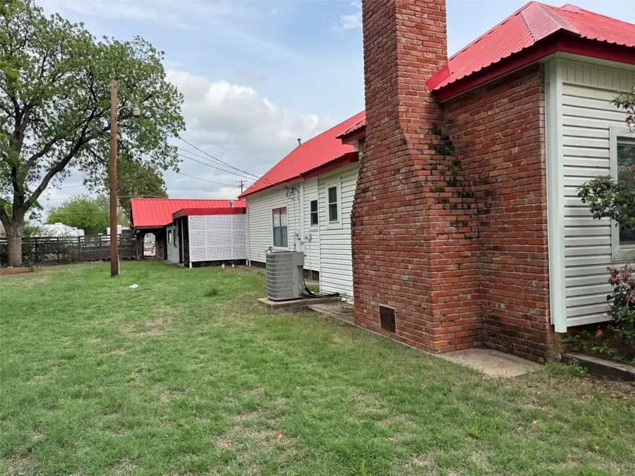 311 S Cedar Street, Seymour, TX 76380 - #3