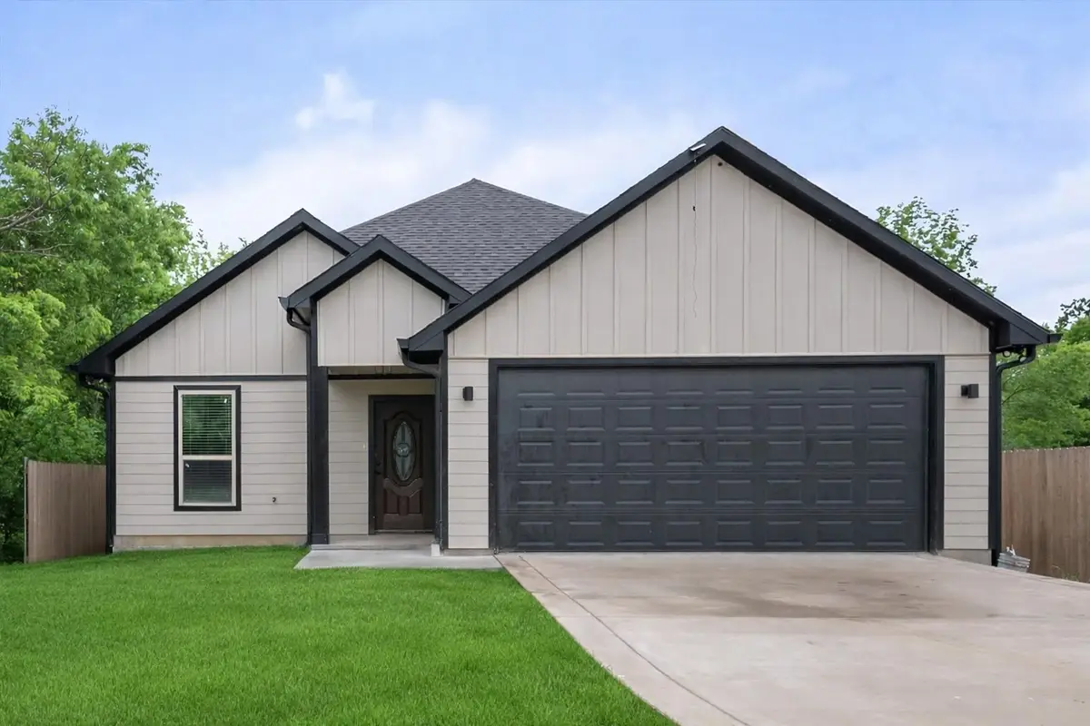 313 E 13th, Corsicana, TX 75110 - #1