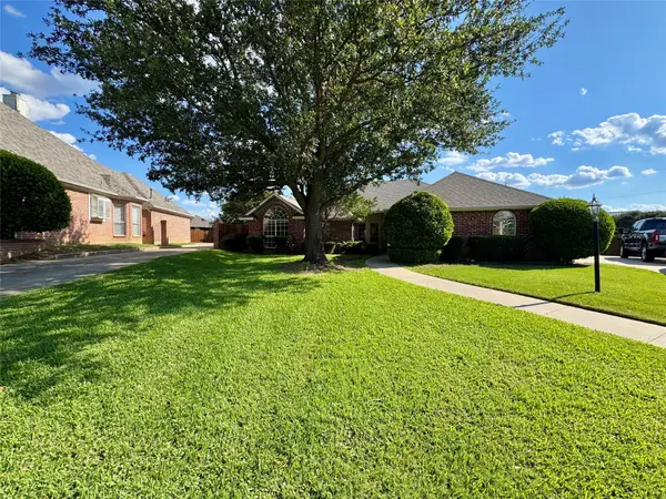 729 Bent Tree Court, Hurst, TX 76054