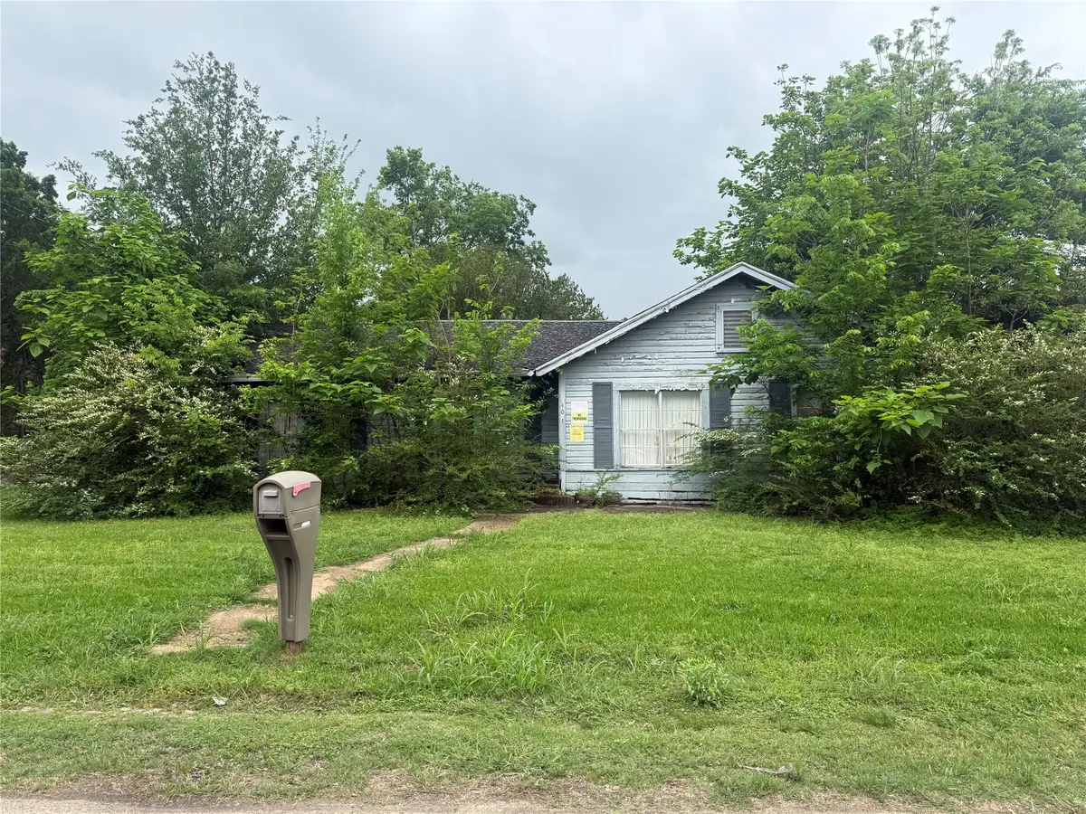 401 W Evans Avenue, Bonham, TX 75418 - #1