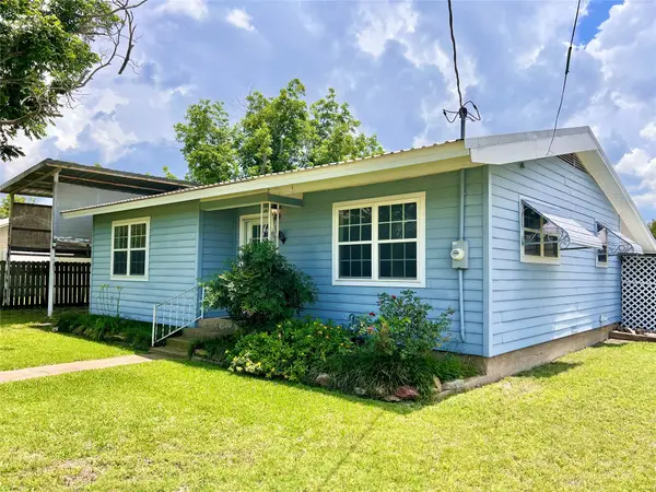 802 E White Street, Hamilton, TX 76531