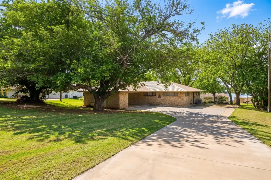 633 E Bridge Street, Granbury, TX 76048 - #2