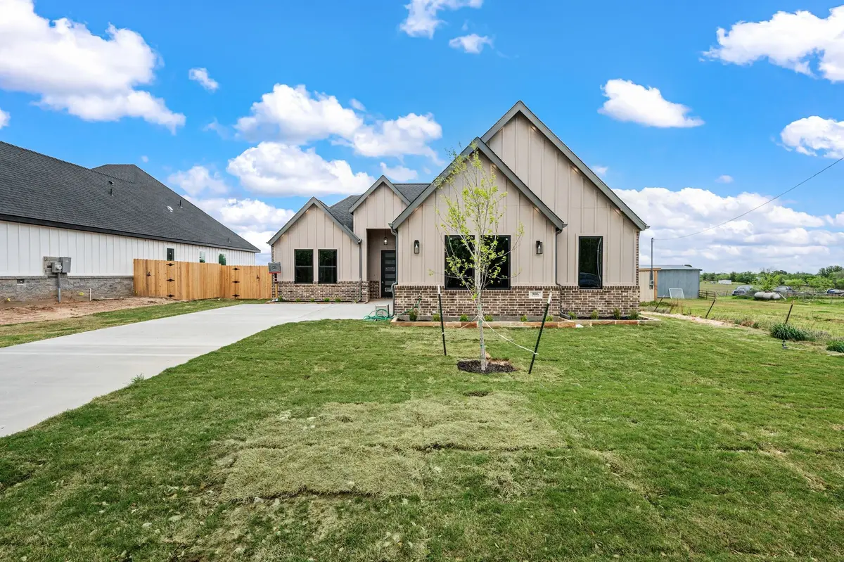 806 N Avenue E, Springtown, TX 76082 - #1