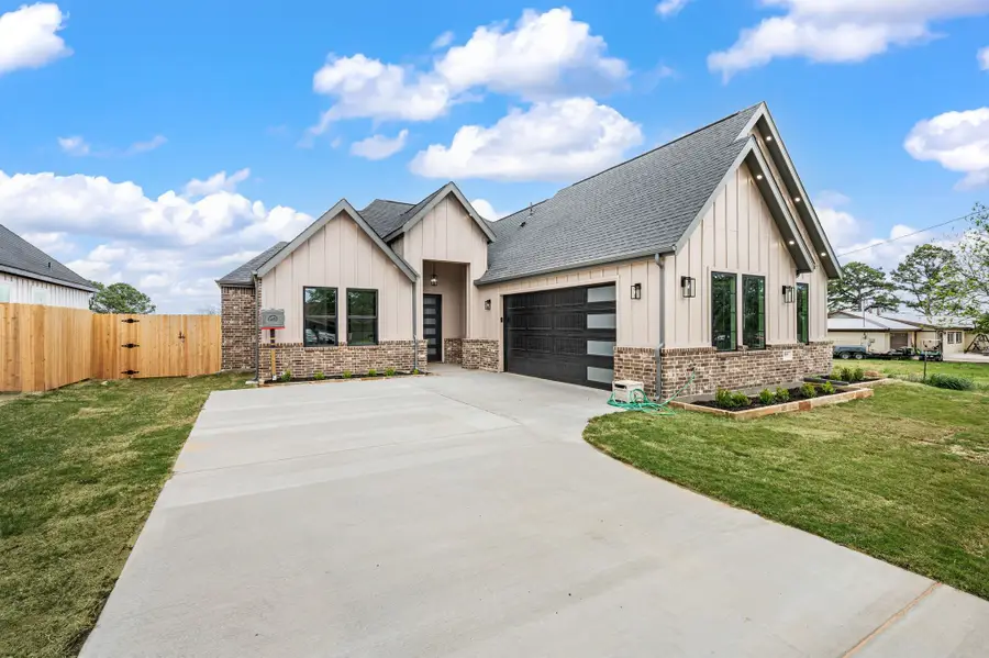 806 N Avenue E, Springtown, TX 76082 - #2