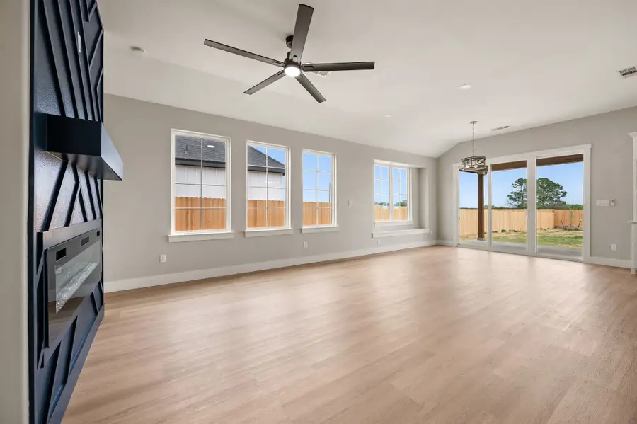 806 N Avenue E, Springtown, TX 76082 - #3