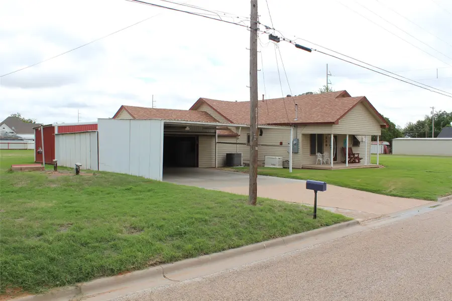 220 N 14th Avenue, Munday, TX 76371 - #3