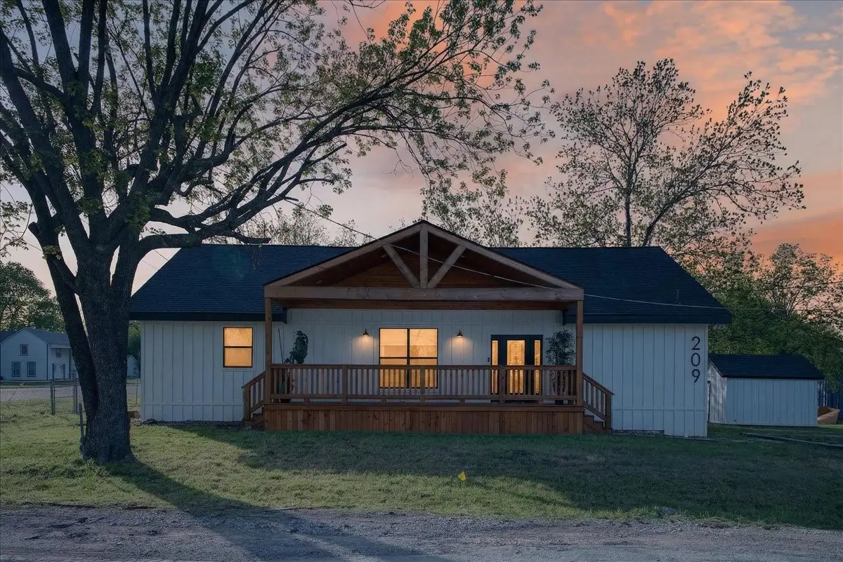 209 N Broad Street, Saint Jo, TX 76265 - #1