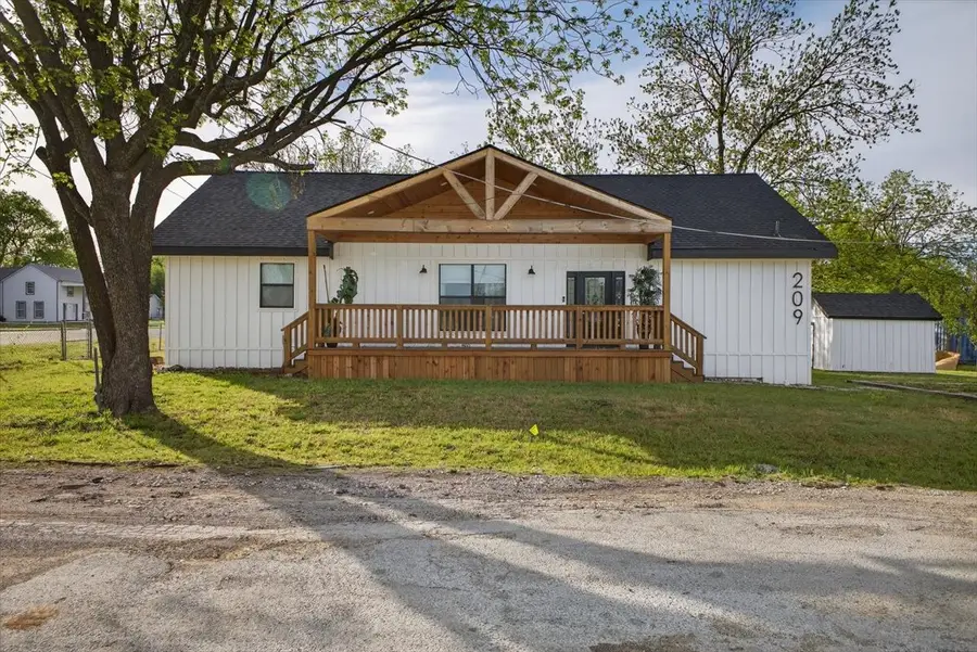 209 N Broad Street, Saint Jo, TX 76265 - #2