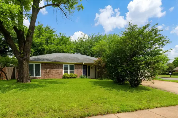 400 Indian Crest Drive, Saginaw, TX 76179