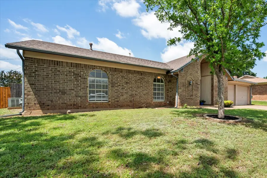212 S Heights Drive, Crowley, TX 76036 - #3