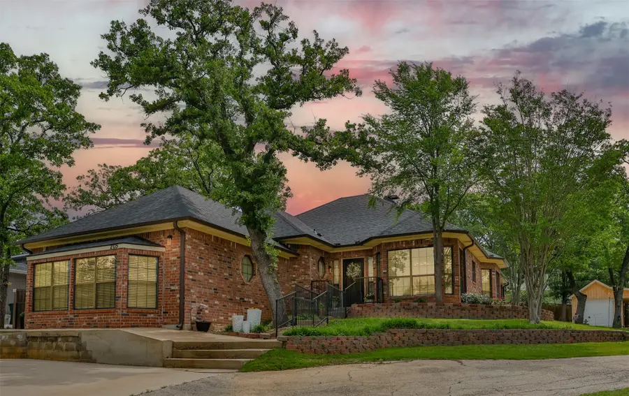 205 Kiowa Drive E, Gainesville, TX 76240 - #2