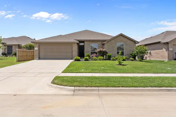 217 Angelina Court, Azle, TX 76020