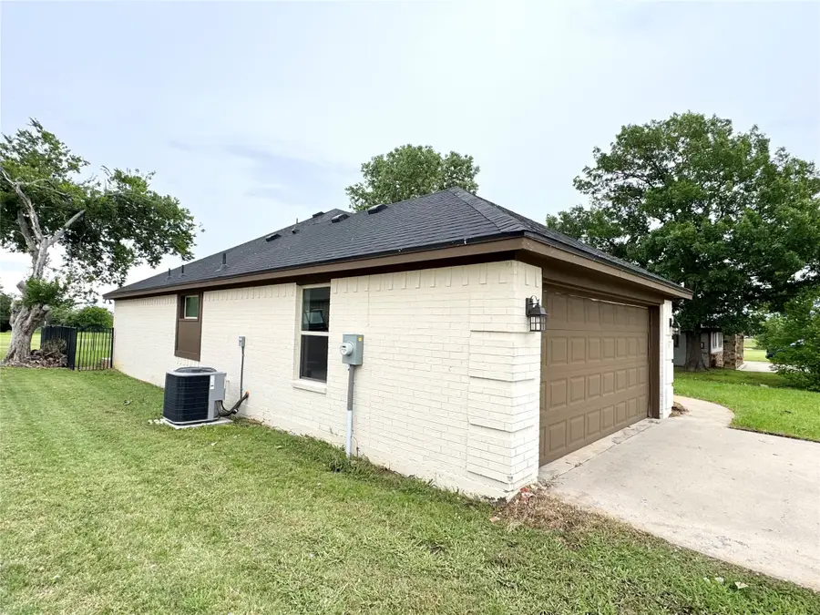 226 Lakeview Drive, Runaway Bay, TX 76426 - #2