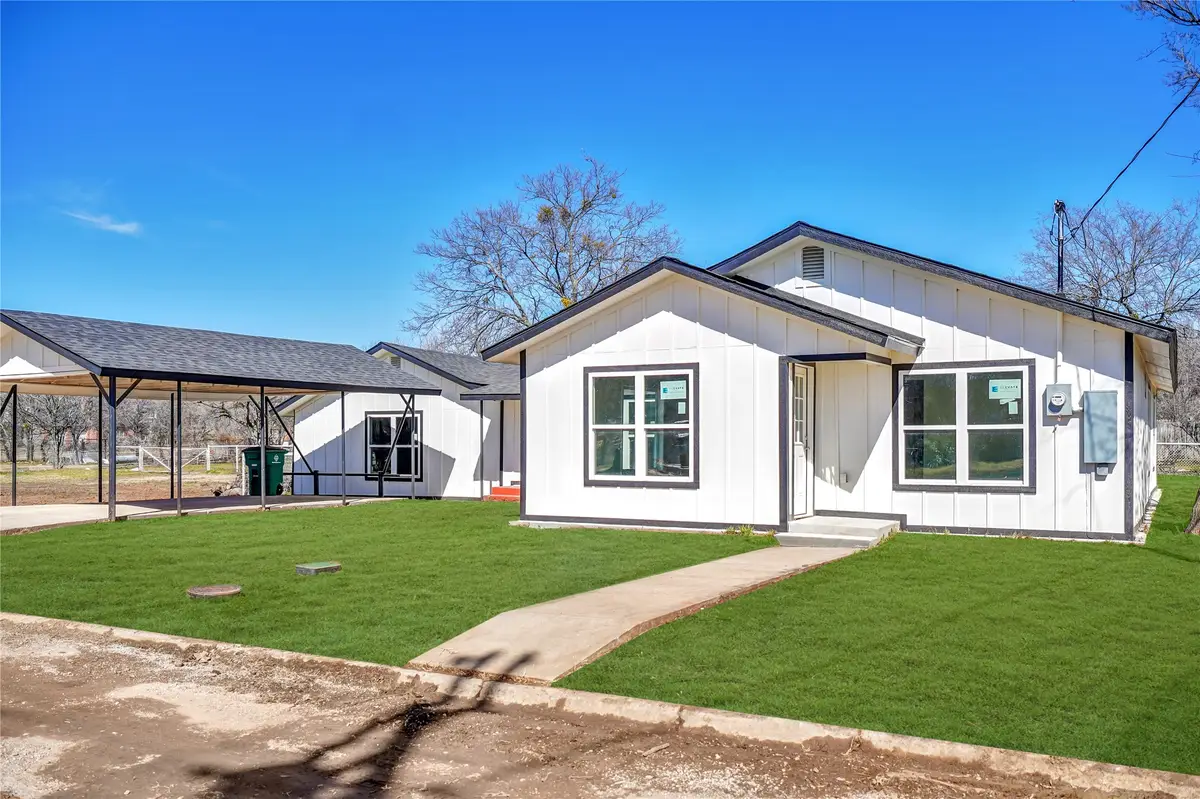 402 W College Street, Jacksboro, TX 76458 - #1