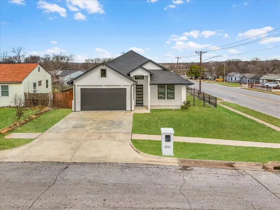 2561 Burton Avenue, Fort Worth, TX 76105 - #2