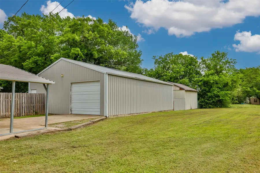 208 S Howeth Street, Gainesville, TX 76240 - #3