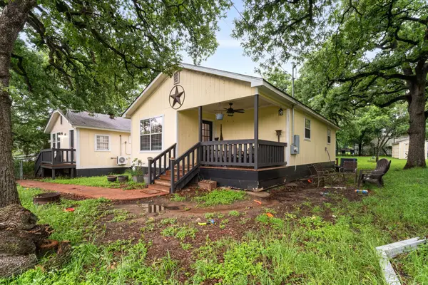 902 Travis Avenue, Alvarado, TX 76009