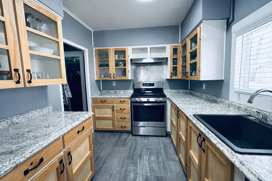 506 W Grand Avenue, Comanche, TX 76442 - #2