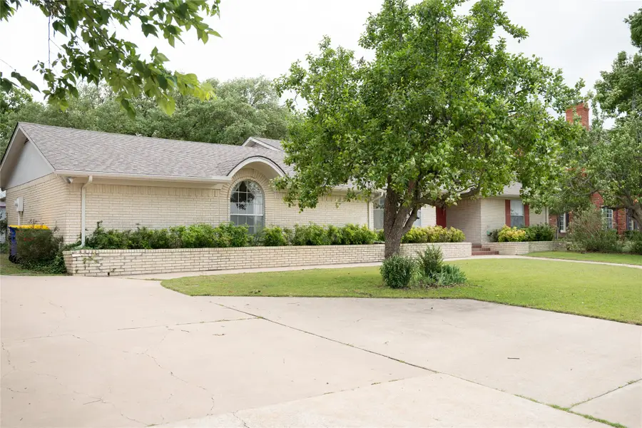 1106 E Franklin Street, Hillsboro, TX 76645 - #3