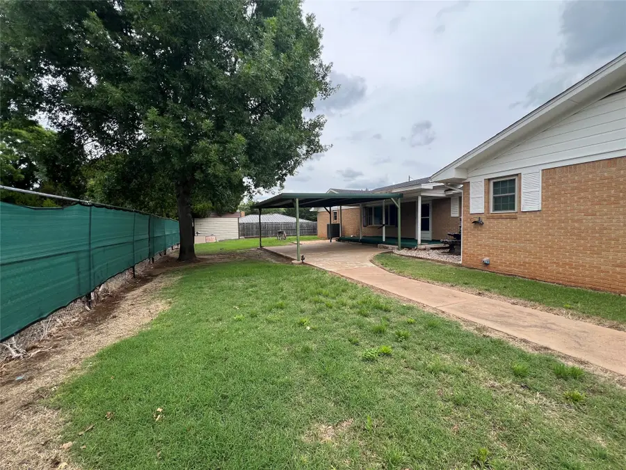 211 S Crockett, Henrietta, TX 76365 - #3