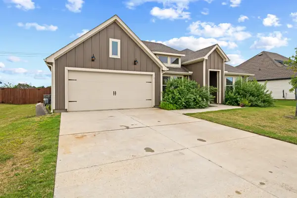 943 Buttercup Drive, Pilot Point, TX 76258