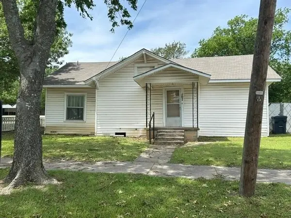 107 S Sears Street, Whitewright, TX 75491
