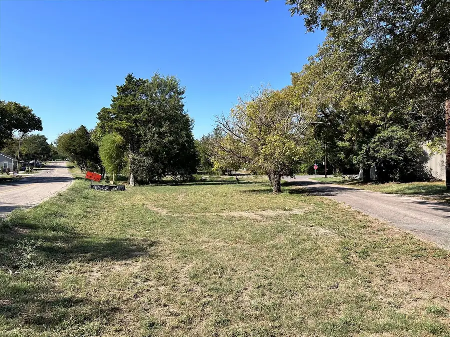 935 E Cooper Street, Van Alstyne, TX 75495 - #3