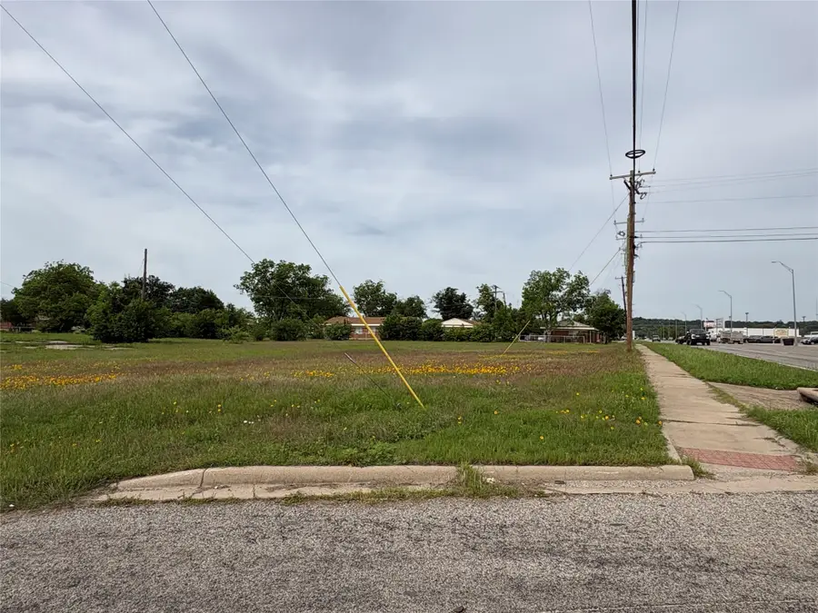 910 W Commerce Street, Brownwood, TX 76801 - #2