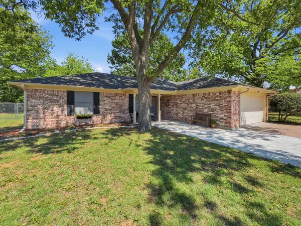 1103 Holiday Court, Granbury, TX 76048