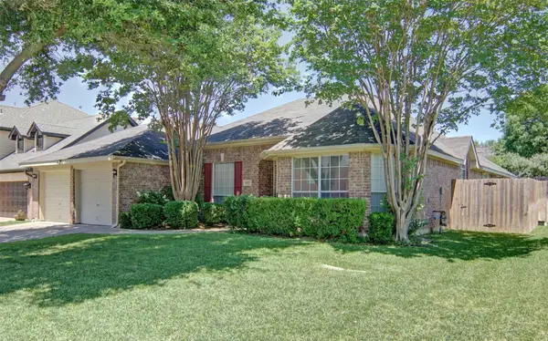 6922 Briarwood Drive, Fort Worth, TX 76132