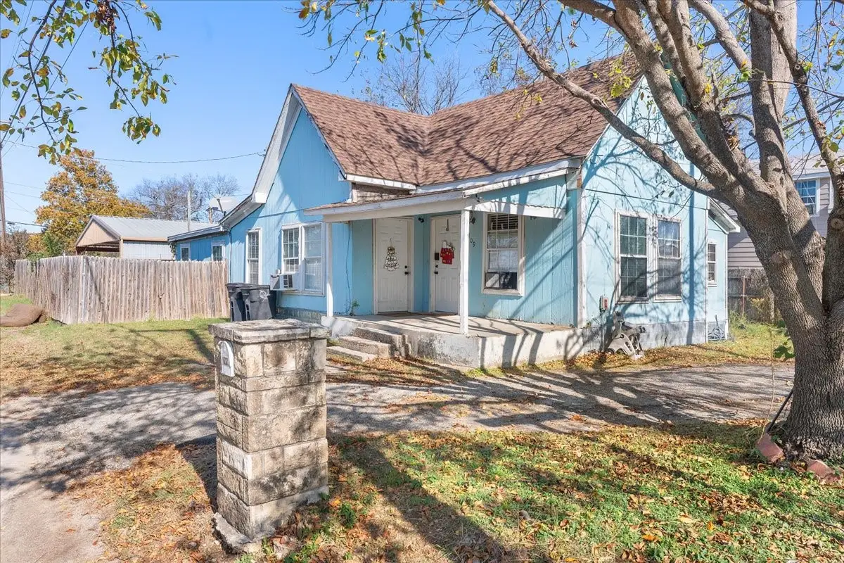109 N Kouns Street, Cleburne, TX 76031 - #1
