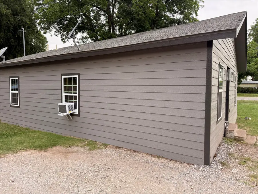 510 N Pacific Avenue, Iowa Park, TX 76367 - #3