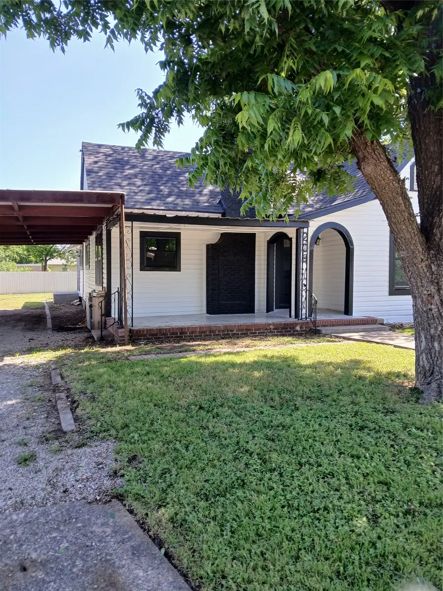 208 E 9th Street, Coleman, TX 76834 - #2