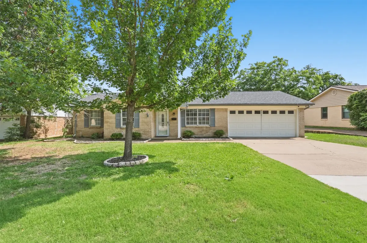 205 W Huitt Lane, Euless, TX 76040 - #1