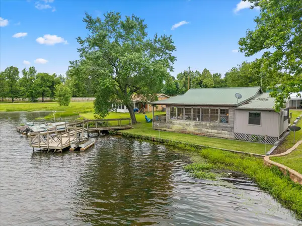 11 Naples Drive, Omaha, TX 75571