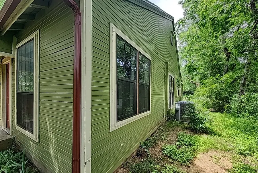218 S Buffalo Avenue, Cleburne, TX 76033 - #3