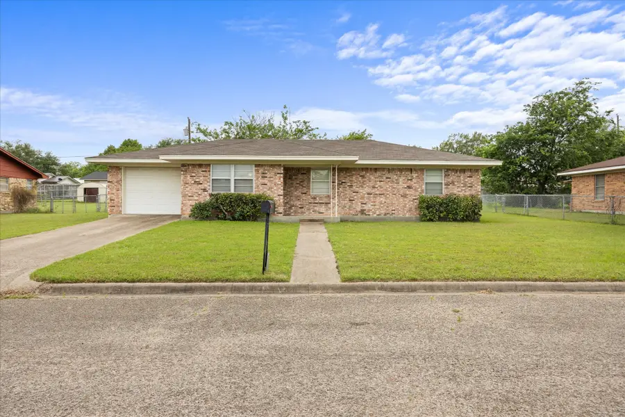 514 N Avenue W, Clifton, TX 76634 - #2