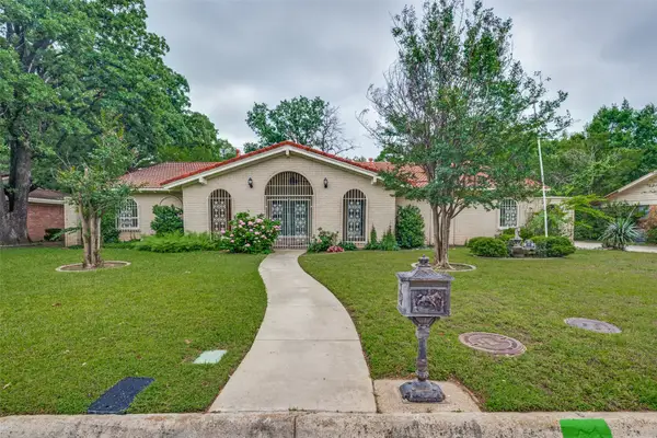 849 Wheelwood Drive, Hurst, TX 76053