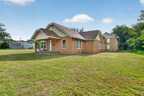 320 N 2nd Street, Jacksboro, TX 76458