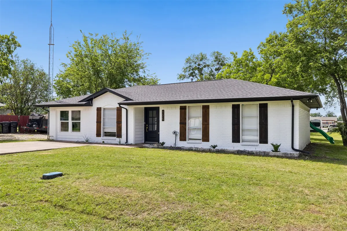 305 E Laura Avenue, Quinlan, TX 75474 - #1