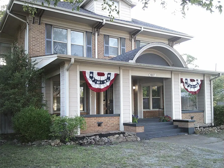 1007 N Center Street, Bonham, TX 75418 - #2