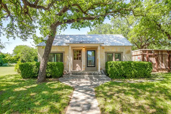 606 E Moore Street, Granbury, TX 76048