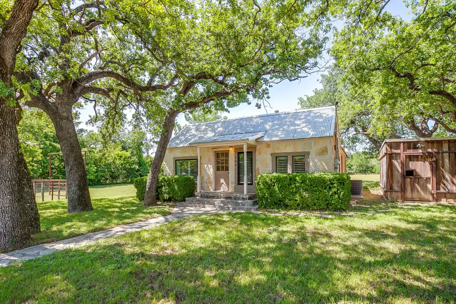 606 E Moore Street, Granbury, TX 76048 - #2
