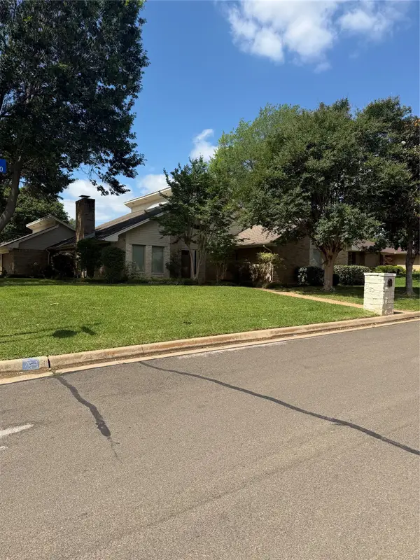 1000 Briarcliff Drive, Arlington, TX 76012